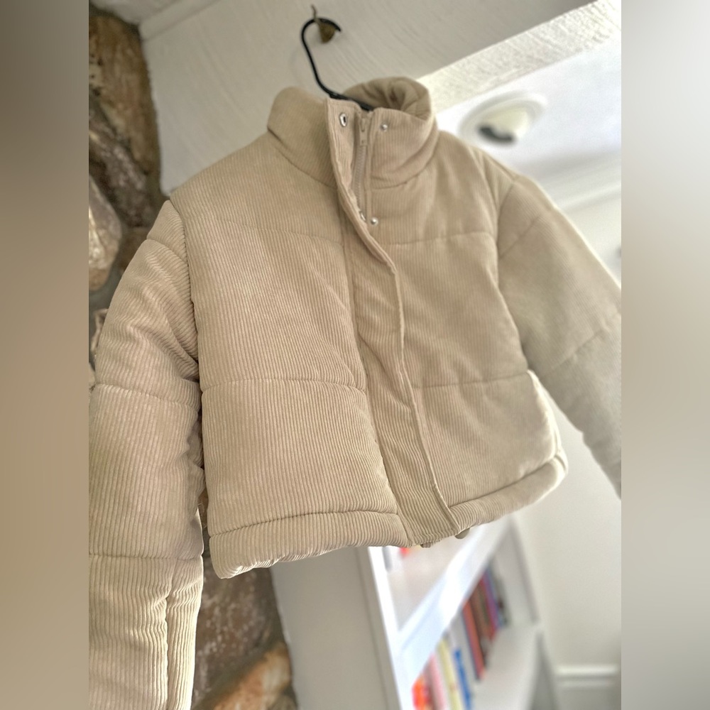 Cropped puffer jacket. Size large. Perfect condition. Never worn.